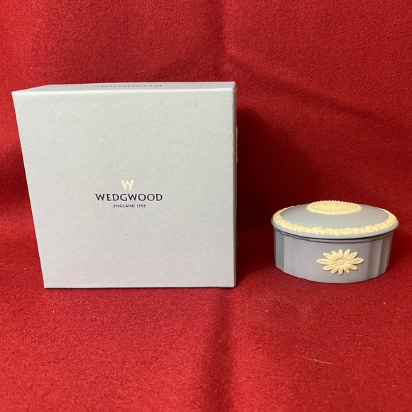 Wedgewood Jasperware White on Blue Camilla Trinket Box - Picture 1 of 10